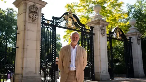 Artist Aims to Capture Royal's Grandeur in Statue
