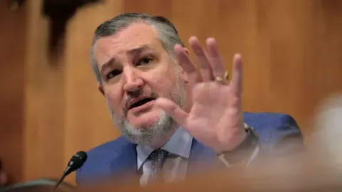 Lawmaker Ted Cruz Likens US Media Regulator to ‘Mobster’ on Jimmy Kimmel Program